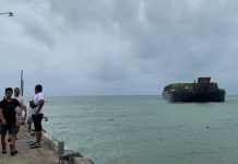 Kapal Tongkang Kandas di Perairan Pantai Kartini Belum Dievakuasi