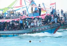 Pesta Lomban 2025, Begini Kemeriahan Larungan ke Tengah Lautan